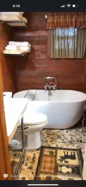 Retreat Murphy Queen Bed with private bathroom with bath tub